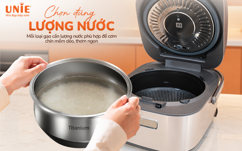 Lượng nước là một trong những yếu tố quan trọng quyết định độ mềm, dẻo của cơm sau khi nấu.