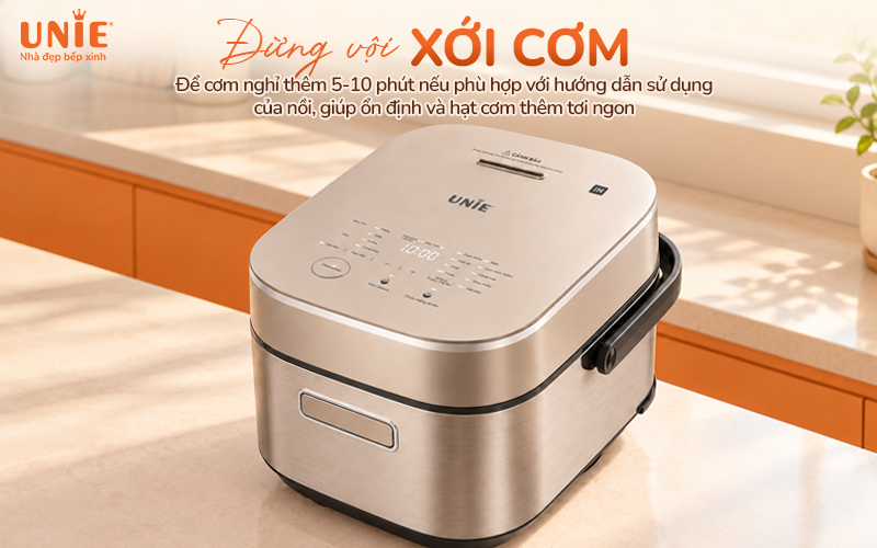 Sau khi nồi chuyển sang chế độ giữ ấm, bạn có thể để cơm nghỉ thêm khoảng 5–10 phút