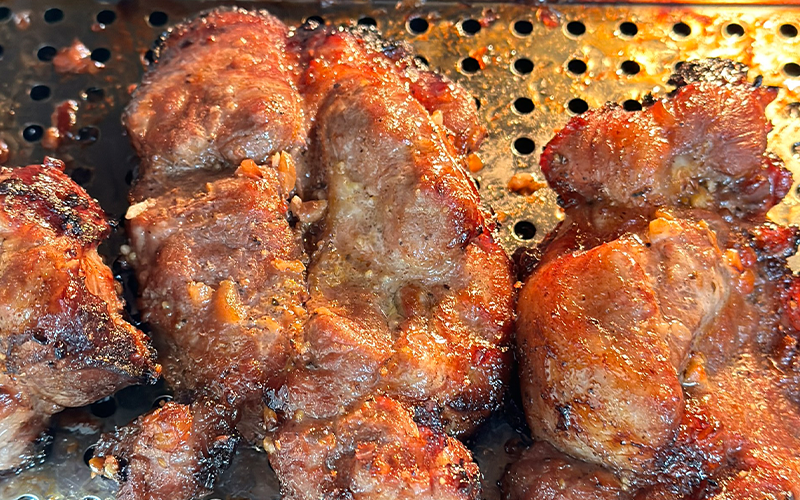 Topping thịt nướng chín mềm mọng