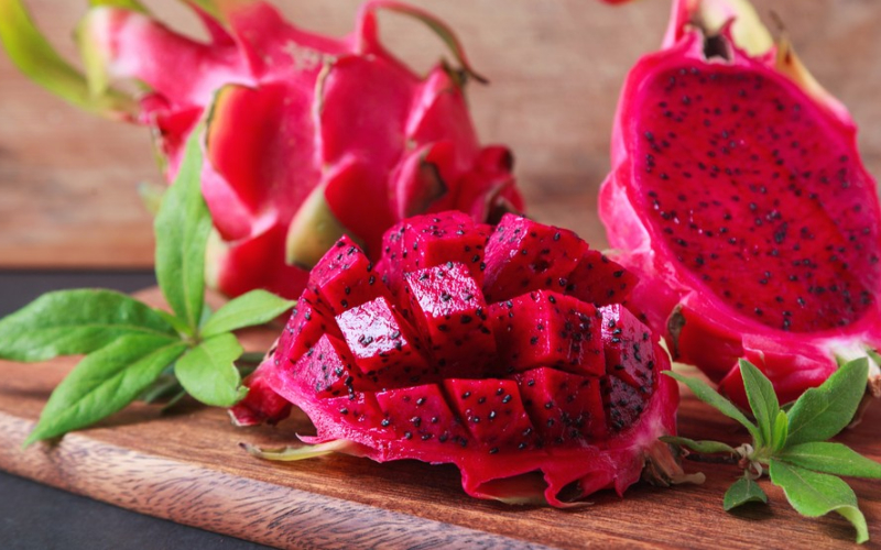 Thanh long chứa vitamin C và các hợp chất chống oxy hóa, thích hợp để chế biến thành thức uống thanh mát.